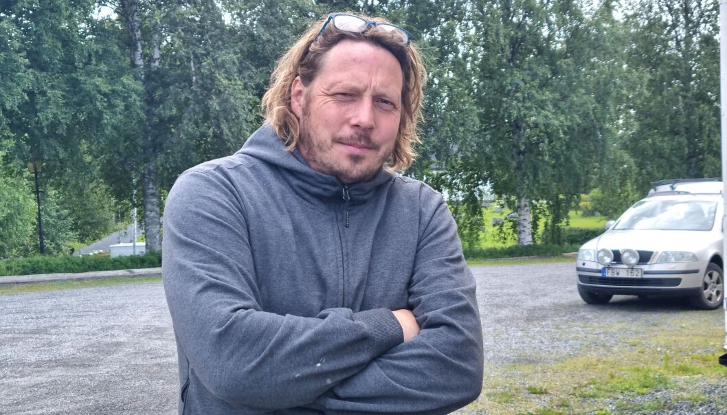 Fastighetsägare Mikael Östling är i chock efter branden. Han äger fastigheten privat och den var oförsäkrad! Fastighetsägare Mikael Östling är i chock efter branden. Han äger fastigheten privat och den var oförsäkrad!