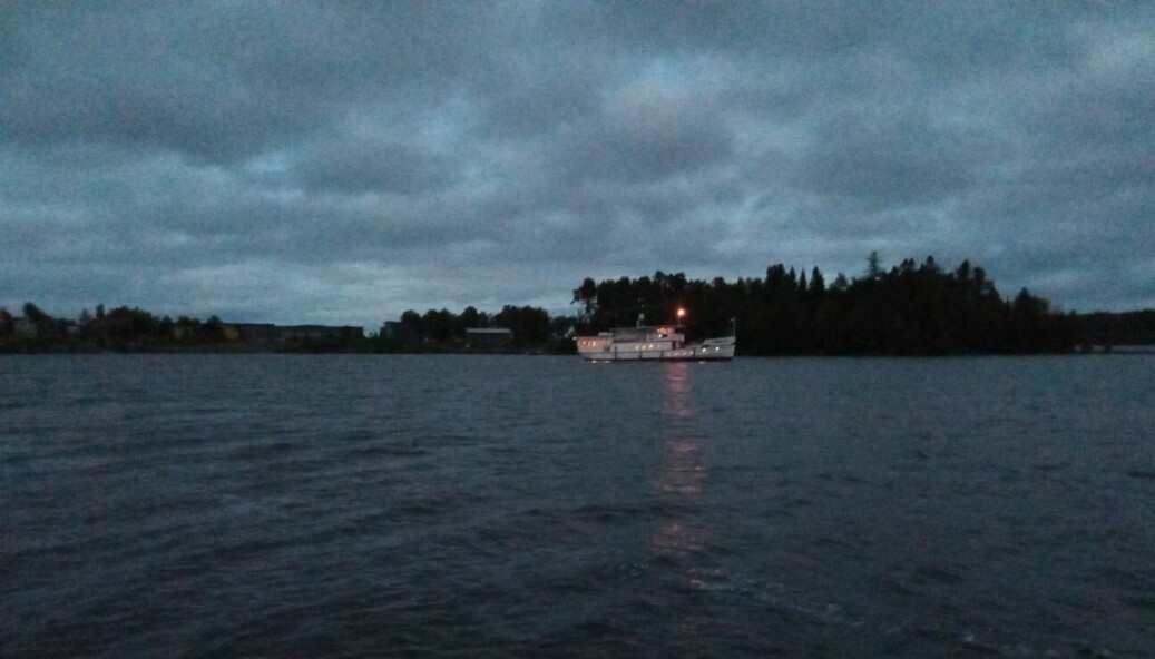 Ångaren Östersund gick på grund strax utanför kajen i Trängsviken. Den ligger mjukt på en sandbank. Foto: Saskia Stanneveld Ångaren Östersund gick på grund strax utanför kajen i Trängsviken. Den ligger mjukt på en sandbank. Foto: Saskia Stanneveld