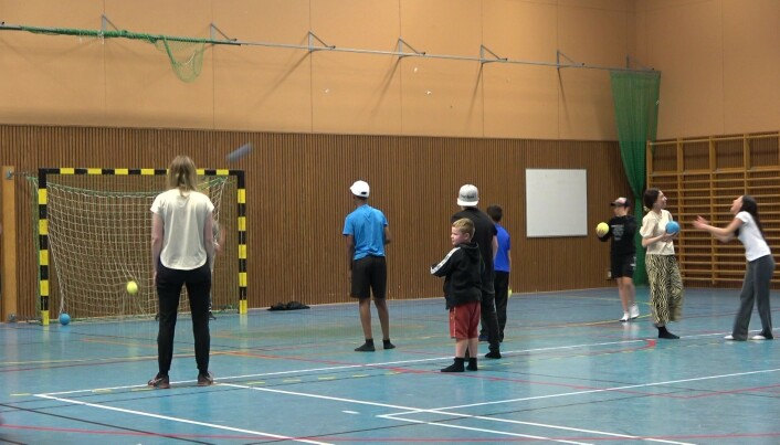 Barn som spelar handboll. Barn som spelar handboll.