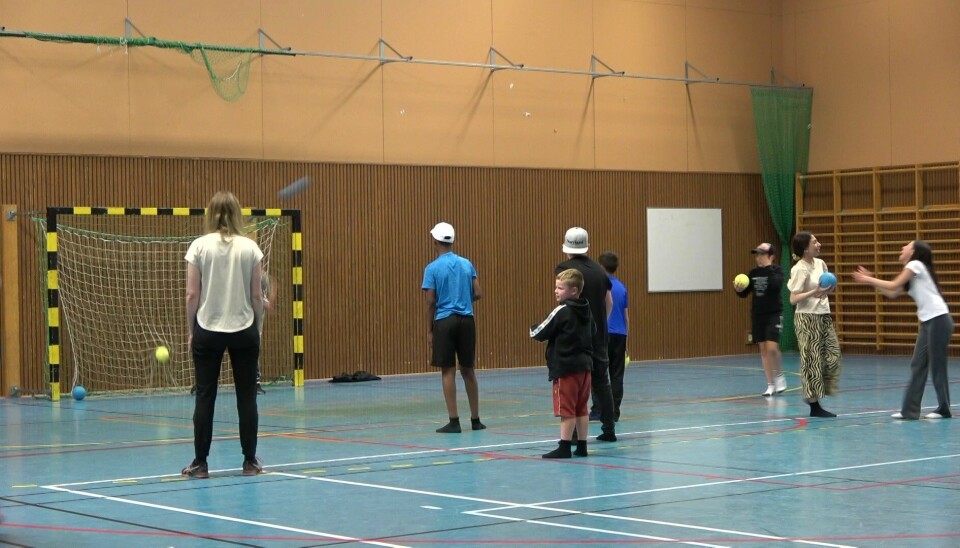 Barn som spelar handboll.