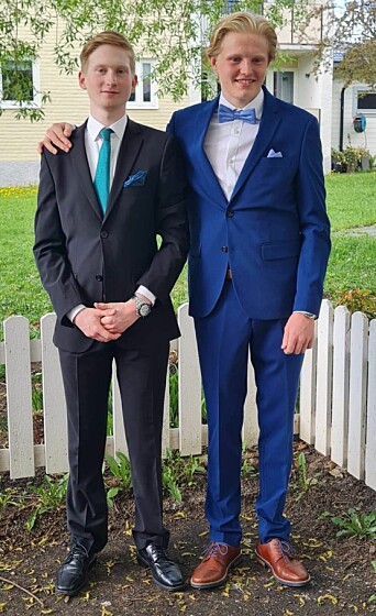 Elias Granfors och Valter Johansson uppklädda för studentbal.