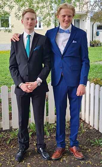 Elias Granfors och Valter Johansson uppklädda för studentbal. Elias Granfors och Valter Johansson uppklädda för studentbal.