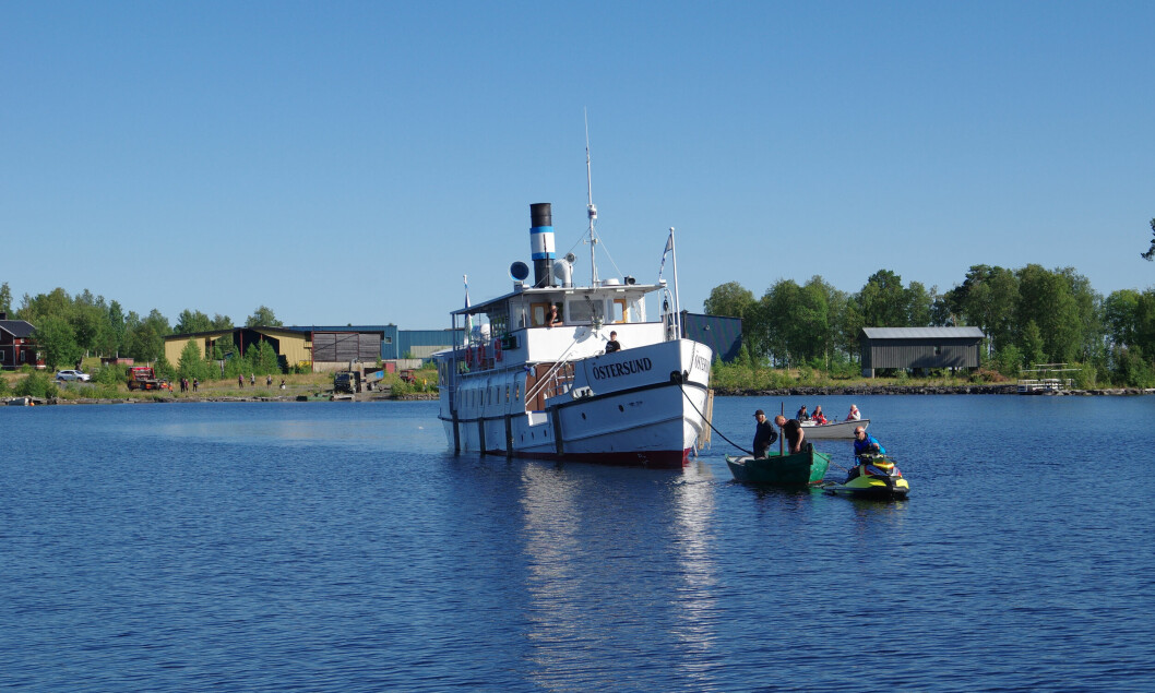 Ångaren Östersund drogs till kaj med hjälp av en flottningsbåt och en vattenskoter.