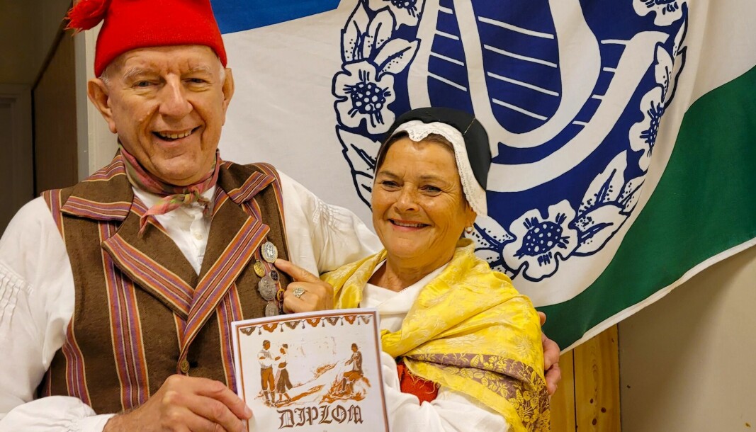 Ernst Norenius och Beret Bertilsdotter fick särskilda utmärkelser för sina traditionsbevarande insatser. Foto: Gertrud Nygren