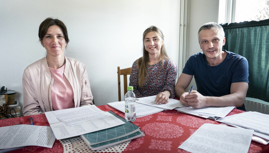 Mykhaylo Morozov (till höger) och hans fru Yana Morozova (i mitten) har rest till Bräcke från Östersund för att lära sig svenska. Till vänster ser vi deras vän Katya, som också har flytt kriget i Ukraina.