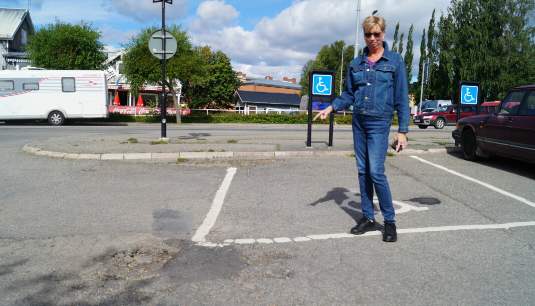 Sigrun Walkeby berättar att det finns flera gropar på olika gator i hela Strömsund.