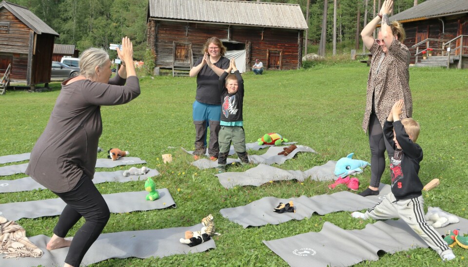Några barn provade gärna älvdans-yoga med förädrar. Anette Tamm visade hur det gick till.