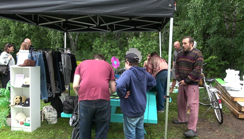 Viktor uppskattar att cirka 30 till 40 personer dök upp. Viktor uppskattar att cirka 30 till 40 personer dök upp.