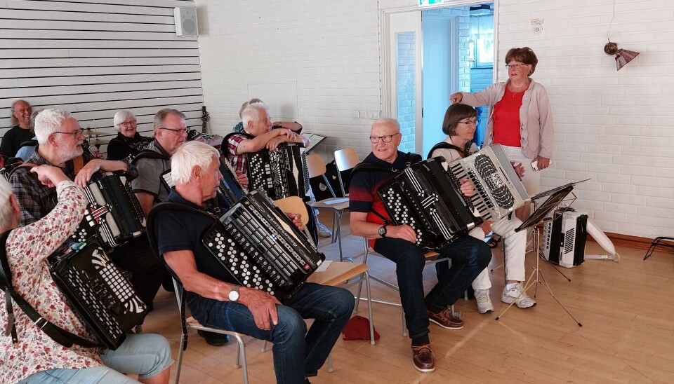 Jämtbälgens dragspelsmusiker över för fullt i replokalen i Lugnvik. Längst fram till höger Allan Persson och Agneta Haugnes, sittande, bredvid ordförande Harriet Svaleryd, stående. Foto: Torbjörn Aronsson Jämtbälgens dragspelsmusiker över för fullt i replokalen i Lugnvik. Längst fram till höger Allan Persson och Agneta Haugnes, sittande, bredvid ordförande Harriet Svaleryd, stående. Foto: Torbjörn Aronsson