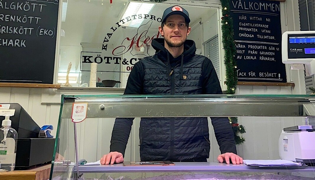 Niklas Persson säljer viltkött i företagets butik i Hede.