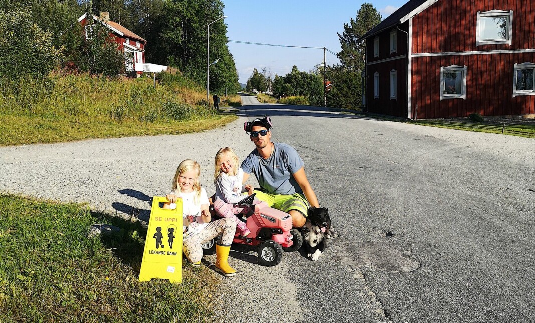 Christian Sörensson med barnen: Christian Sörensson släpper inte i väg barnen Ronja och Clara ensamma på väg till skolan. 