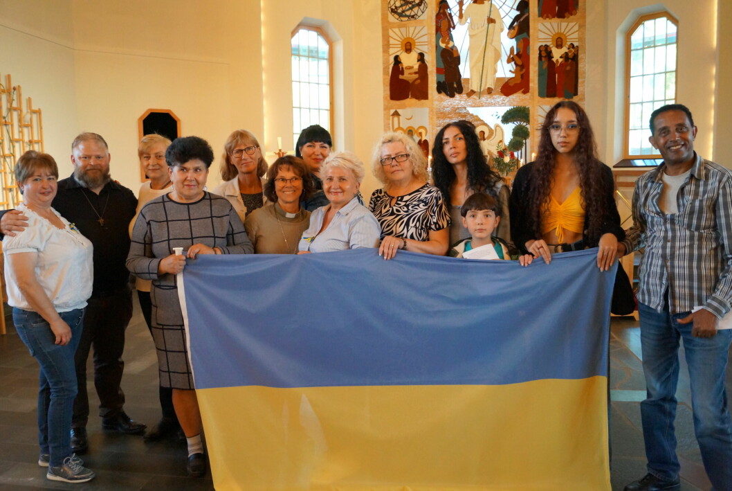 Högtidsdagen hölls i Föllinge kyrka, där många ukrainare och svenskar samlades för att sjunga ukrainska sånger och äta god mat