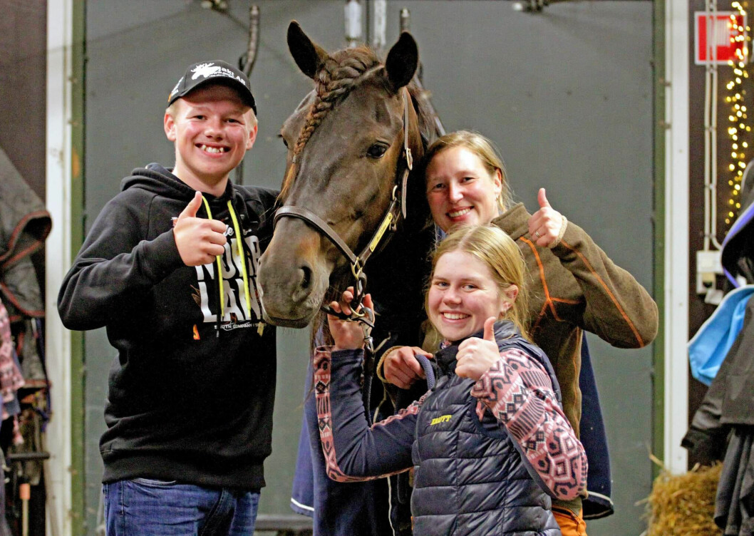 Isac och Tina Loft tillsammans med kusken Erika Rosén Eriksson hästen Orr Zickan.