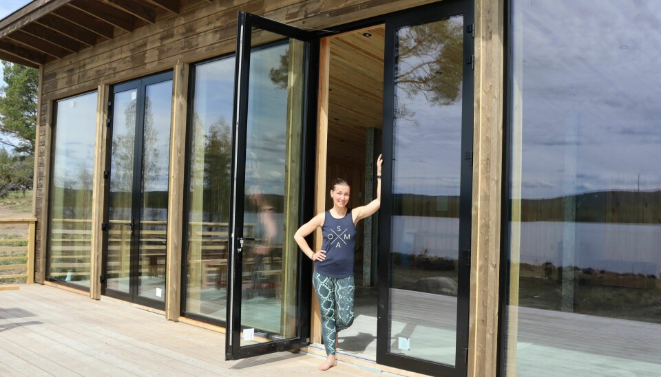 Jenny Lindblad framför den nya studion hon byggt med utsikt över sjön.