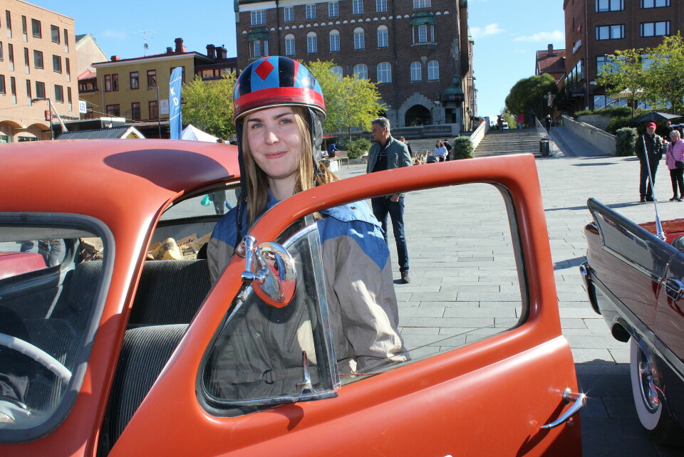 Klara Nygaard redo för rallyt i syrrans Volvo PV från 1954.