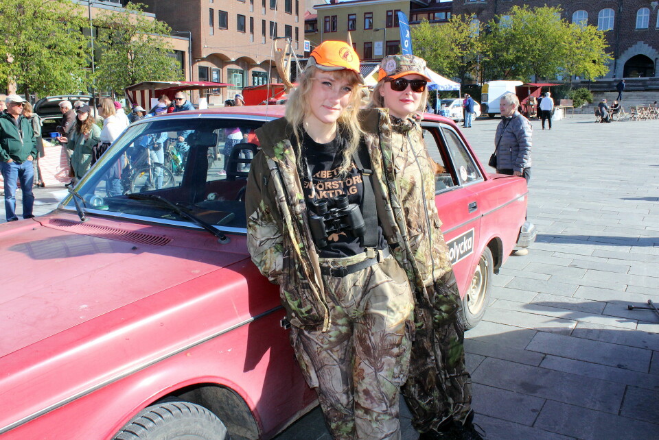 Sara Westard och Gölin Hällberg kom med familjens jaktbil.
