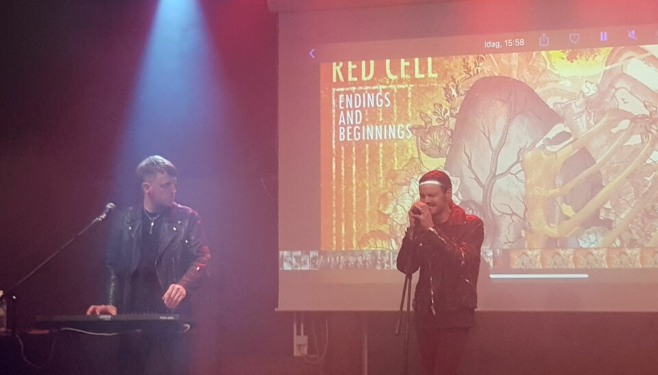 Duon Red Cell var här senast 2004, nu är de aktuella med singeln Lust, deras sista låt på tingshuset.