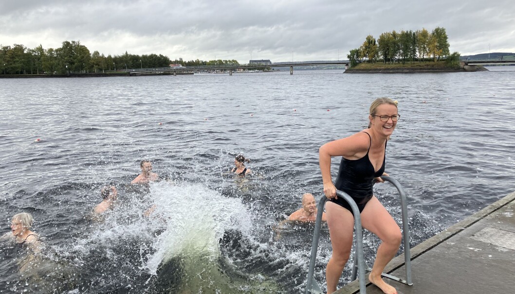 Malin Eriksson som är kassör i Storsjöns Kallbadhus tar sig ett dopp. I bakgrunden den konstgjorda ö vid vilken kallbadhuset planeras att anläggas. Foto: Privat Malin Eriksson som är kassör i Storsjöns Kallbadhus tar sig ett dopp. I bakgrunden den konstgjorda ö vid vilken kallbadhuset planeras att anläggas. Foto: Privat