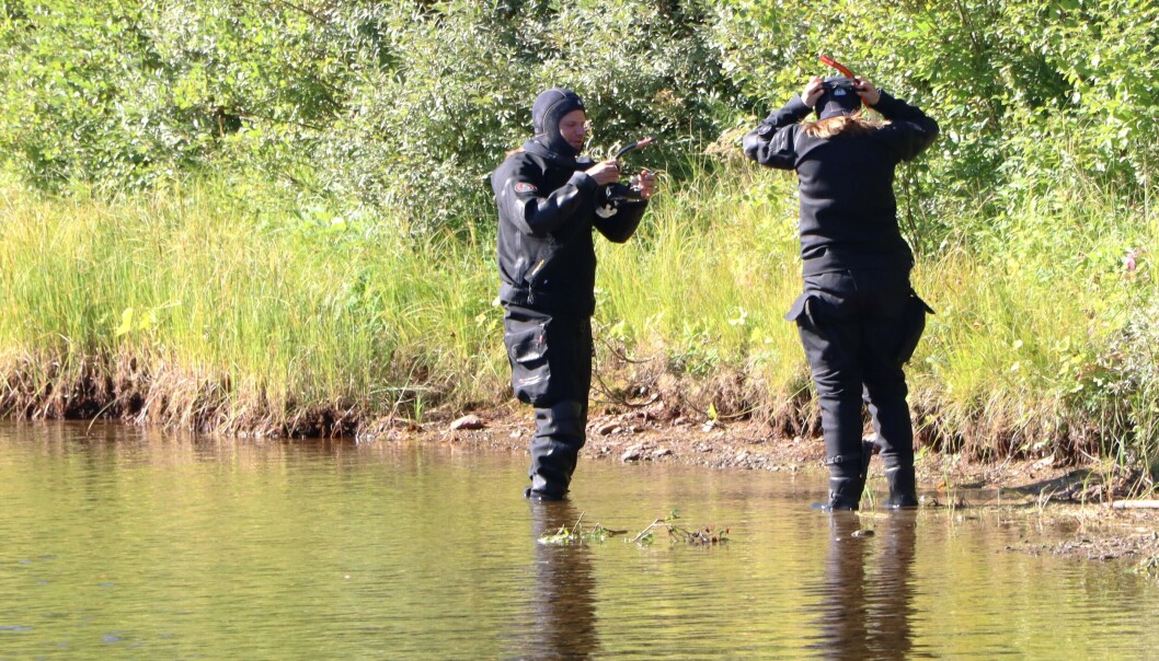 Anders Rydeborg och Erica Roos från Länsstyrelsen hjälper varandra att få på dykdräkterna. Anders Rydeborg och Erica Roos från Länsstyrelsen hjälper varandra att få på dykdräkterna.
