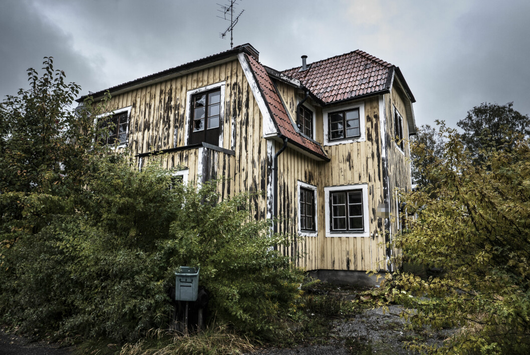 Det förfallna huset ligger mitt i centrala Bräcke.