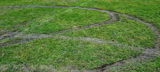 Kejsarvallen vandaliserad – ingen fotboll innan planen reparerats