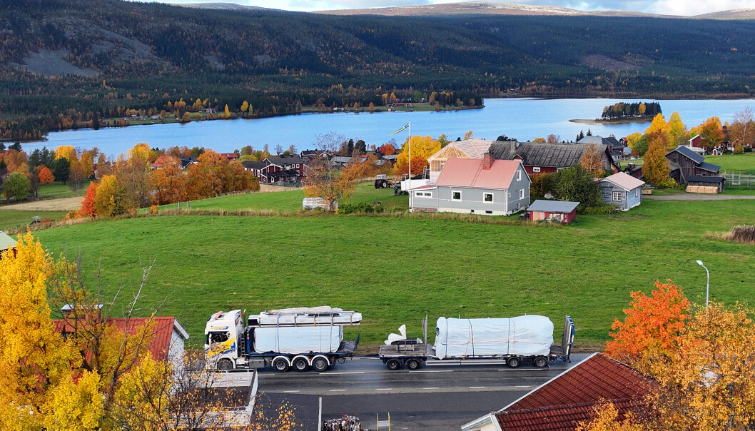Bergs kommun anser att det här är bästa stället i Klövsjö att bygga förskola. Trots den omedelbara närheten av mycket trafikerad genomfartsled.