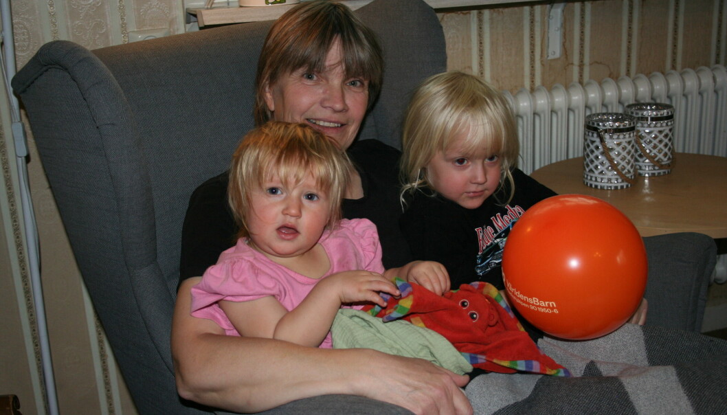 Det är barn som gäller för Åsa Nilsson, inte bara Världens barn utan även barn-barnen Elma tv. Och Elsa till höger om mormor Åsa.