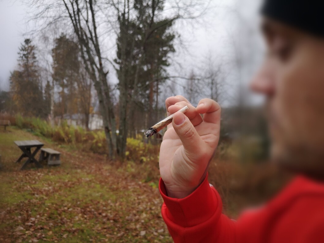 En av våra intervjuade ungdomar tror att grupptrycket får andra att prova narkotika. En av våra intervjuade ungdomar tror att grupptrycket får andra att prova narkotika.