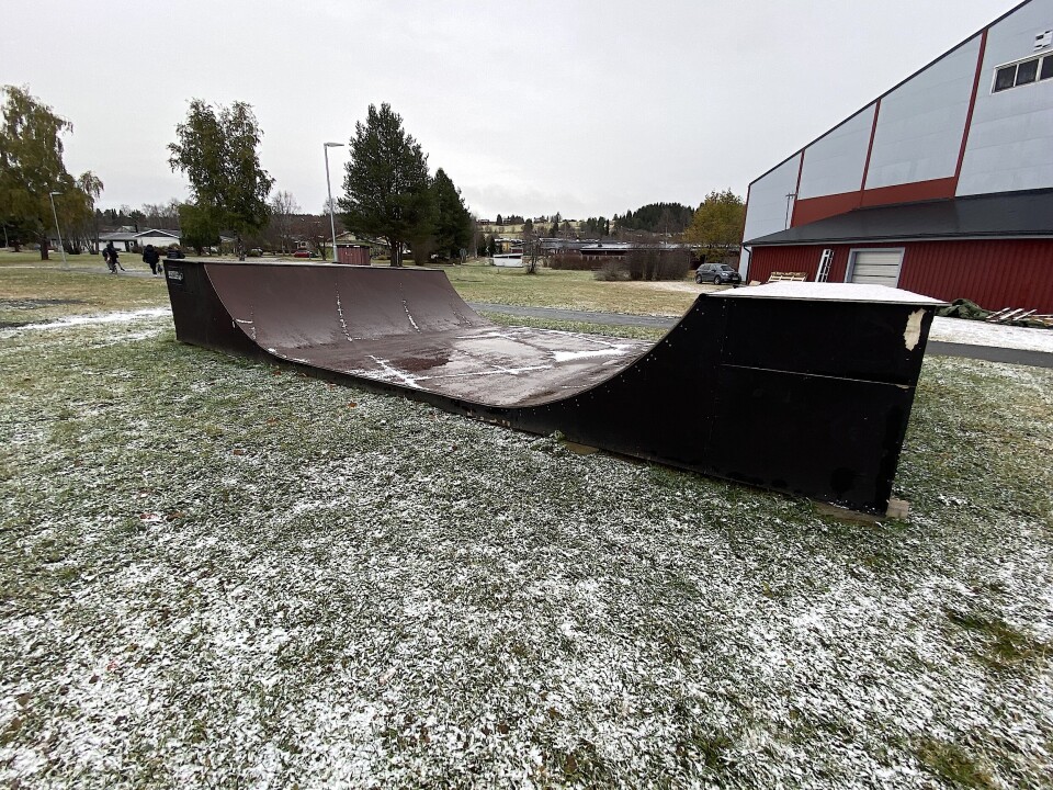 Tidigare byggdes en första ramp bakom Dunderhallen, nu får skateboardåkare fler ramper att åka på i skateparken. Tidigare byggdes en första ramp bakom Dunderhallen, nu får skateboardåkare fler ramper att åka på i skateparken.
