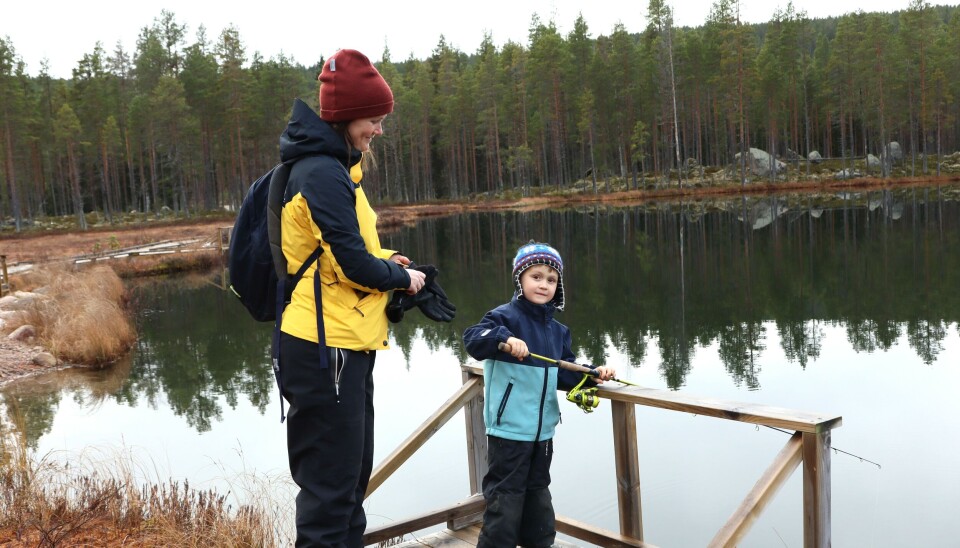 Valter Hermansson 7 år fick hjälp av mamma Jenny. Han var säker på att få fisk men behövde byta spö till ett kortare först. Valter Hermansson 7 år fick hjälp av mamma Jenny. Han var säker på att få fisk men behövde byta spö till ett kortare först.