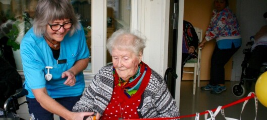Märta, 101 år, invigde Bergegårdens nya altan
