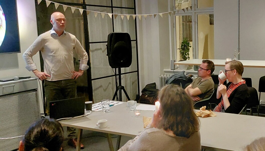 Författarnätverket Oskar Sergel höll föredrag. Närmast honom på andra sidan bordet litteraturutvecklaren Johan Hemmingsson och författaren Linn Åslund.