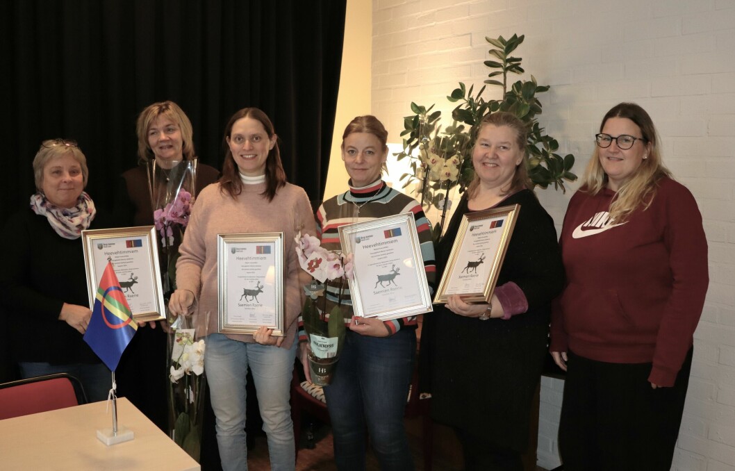 All personal på kommunens bibliotek fick varsitt fint inramat diplom för sitt samiska arbete.