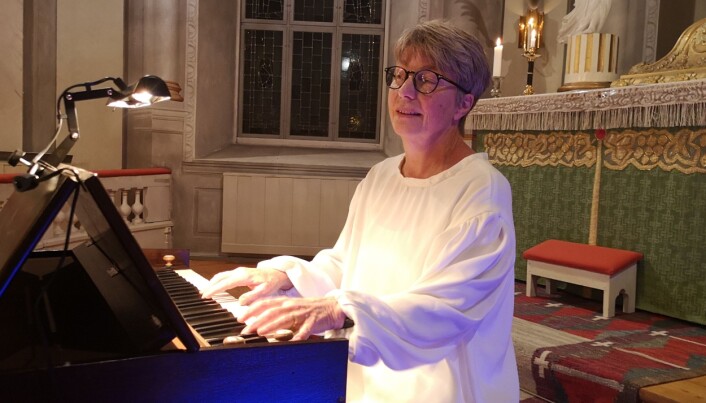 Elisabeth Nygård Lundhag spelar på den nyrenoverade, 4-stämmiga koffertorgeln från 1957 Elisabeth Nygård Lundhag spelar på den nyrenoverade, 4-stämmiga koffertorgeln från 1957