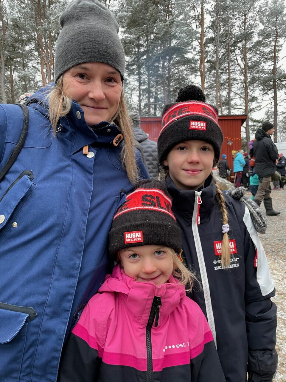Anna Larneby med döttrarna Freja och Tuva hade åkt från Åre för att besöka marknaden. 'Vi brukar åka till den här julmarknaden men nu har det ju varit uppehåll några år på grund av pandemin', konstaterade hon.