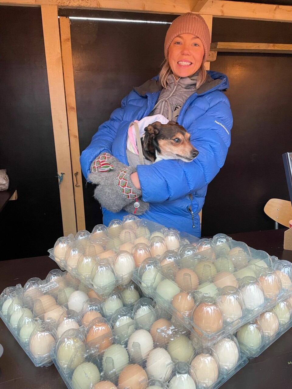En av knallarna var Chloé Nelson med hunden Sally. Hon sålde ägg, lammkött och lammskinn från Lilbritas gård i Trångsviken.