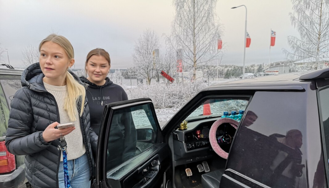 Tiindra och Eila visar inredningen Tiindra och Eila visar inredningen