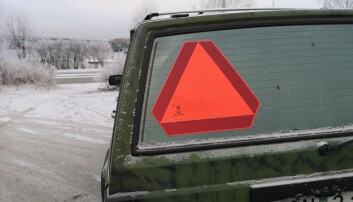 En A-traktor får inte köra snabbare än 30 km/h och måste ha en LGF-skylt för långsamtgående fordon. En A-traktor får inte köra snabbare än 30 km/h och måste ha en LGF-skylt för långsamtgående fordon.