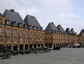 Charleville-Mézières är en stad och kommun i Frankrike med 51 070 invånare. Charleville-Mézières är en stad och kommun i Frankrike med 51 070 invånare.