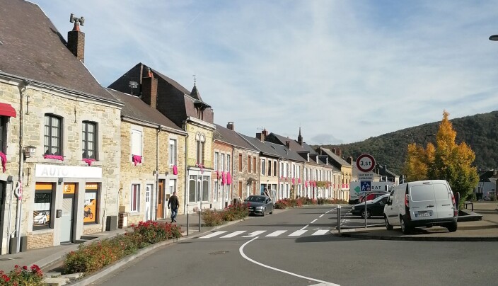 Vieux-Moulin ligger i Oise i regionen Hauts-de-France i norra Frankrike, ett väldigt fint litet ställe med fina byggnader och affärer Vieux-Moulin ligger i Oise i regionen Hauts-de-France i norra Frankrike, ett väldigt fint litet ställe med fina byggnader och affärer