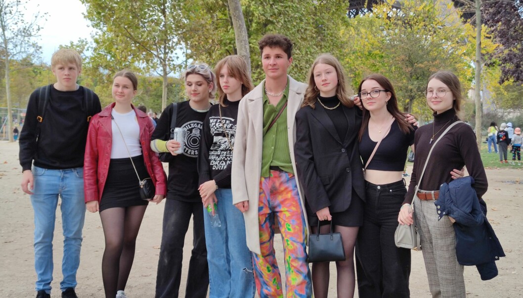 Här är samtliga niondeklassare inklusive artikelförfattarna framför Eiffeltornet i Paris