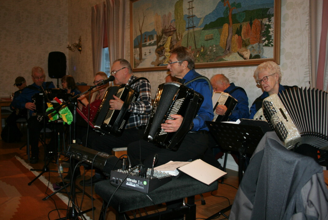 Delar av Östra Jämtlands dragspelsklubb arrangerade musikcafét i Sockenstugan.