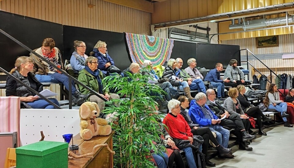 Åhörarläktaren fylldes i torsdags med ovanligt många. Ett 20-tal oviksbor hade tagit sig till Kommunfullmäktige för att protestera om Fjällglimtens nedläggning. Foto Anders Borin Åhörarläktaren fylldes i torsdags med ovanligt många. Ett 20-tal oviksbor hade tagit sig till Kommunfullmäktige för att protestera om Fjällglimtens nedläggning. Foto Anders Borin