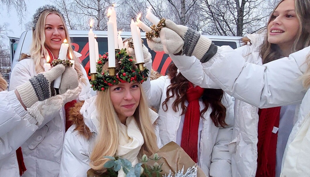 De andra kandidaterna hjälptes åt att tända Theres luciakrona. De andra kandidaterna hjälptes åt att tända Theres luciakrona.