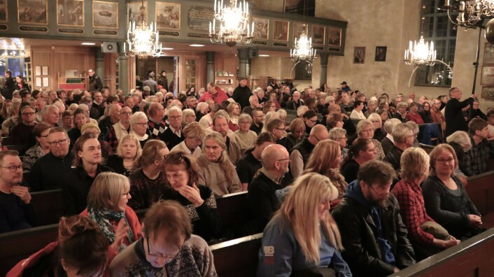 Ovikens gamla kyrka var full när konserten Julstämning arrangerades. Biljetterna var slutsålda i god tid före. Ovikens gamla kyrka var full när konserten Julstämning arrangerades. Biljetterna var slutsålda i god tid före.