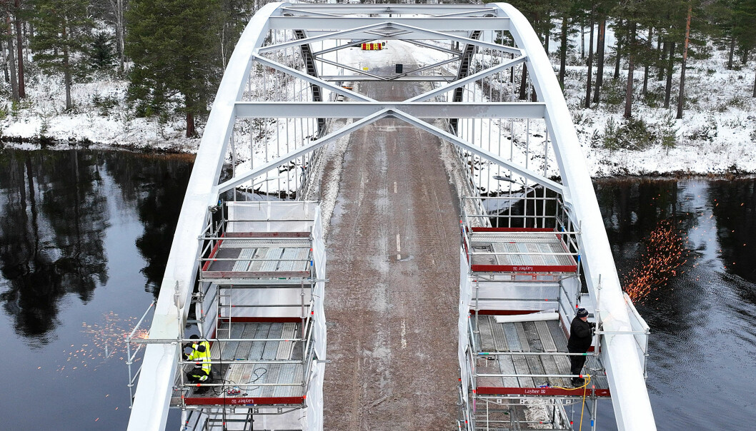Bron över Ljusnan i Sveg repareras. Foto: Håkan Persson