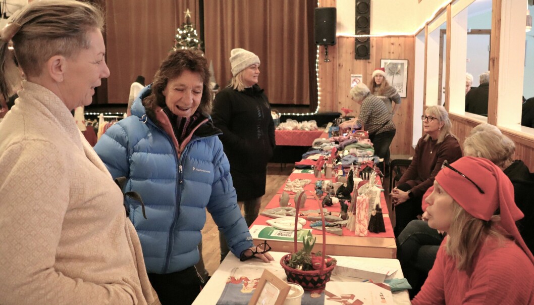 Lena Andersson från Tosåsen köpte grynost av Anita Andersson som även var ansvarig för julmarknaden genom Vigge 4H. Maja Karlsson stod mitt emot med sitt tunnbröd men tog sig några minuters paus för att prata med besökare och bordsgranne.