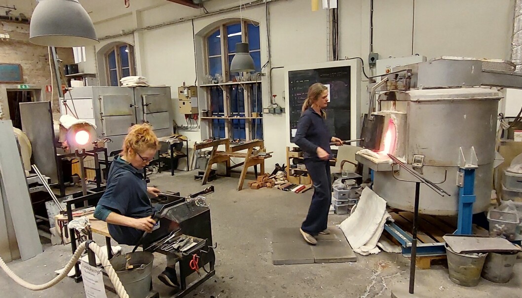 Ulla Gustafsson och Nilla Eneroth under olika arbetsmoment vid glastillverkningen.