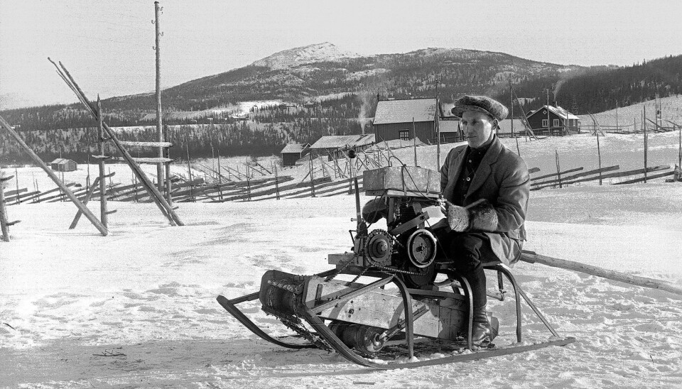 Motorsläde, motorspark eller snöskoter? Helt klart är det en av den i tidiga snöfordonssammanhang legendariske jämtlänningen Anton Hanssons fantastiska konstruktioner. Men hur styrs den? Är det med ”rorkulten” som försvinner ur bilden bakom maskinen? Motorsläde, motorspark eller snöskoter? Helt klart är det en av den i tidiga snöfordonssammanhang legendariske jämtlänningen Anton Hanssons fantastiska konstruktioner. Men hur styrs den? Är det med ”rorkulten” som försvinner ur bilden bakom maskinen?