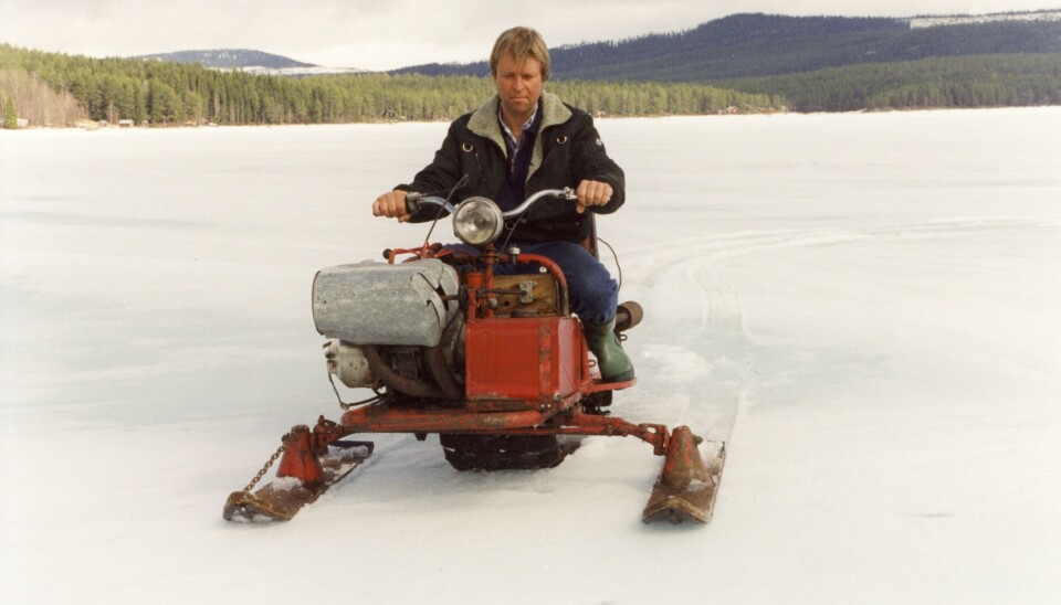 Så kom den då – snösläden – Sveriges första riktiga snöskoter. Hansson och Liljegrens moderna koncept från cirka 1950 kunde ha utklassat Motortoboggan. Ägs idag av Örjan Nilsson i Hotagen. Så kom den då – snösläden – Sveriges första riktiga snöskoter. Hansson och Liljegrens moderna koncept från cirka 1950 kunde ha utklassat Motortoboggan. Ägs idag av Örjan Nilsson i Hotagen.